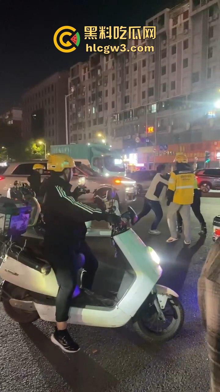杭州外卖员和电动车大哥互殴升级,交警劝架却被袭!外卖小哥瞬间变身正义化身,见义勇为制服疯大哥-4