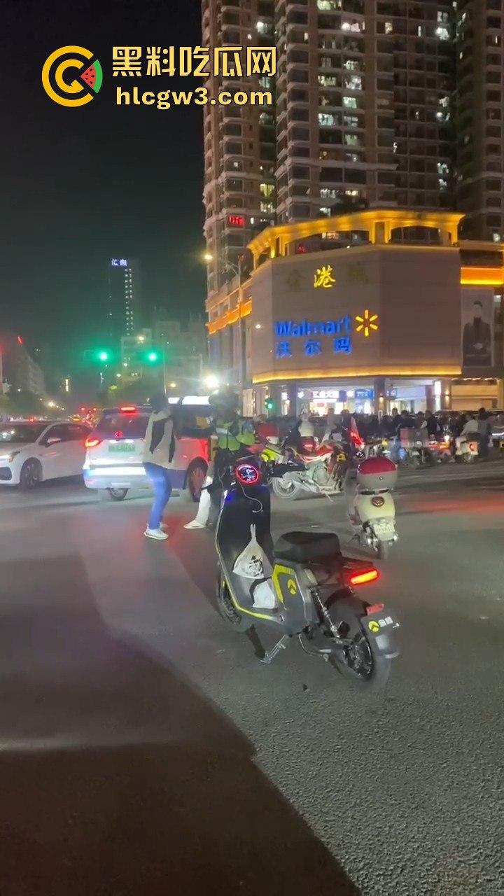 杭州外卖员和电动车大哥互殴升级,交警劝架却被袭!外卖小哥瞬间变身正义化身,见义勇为制服疯大哥-5