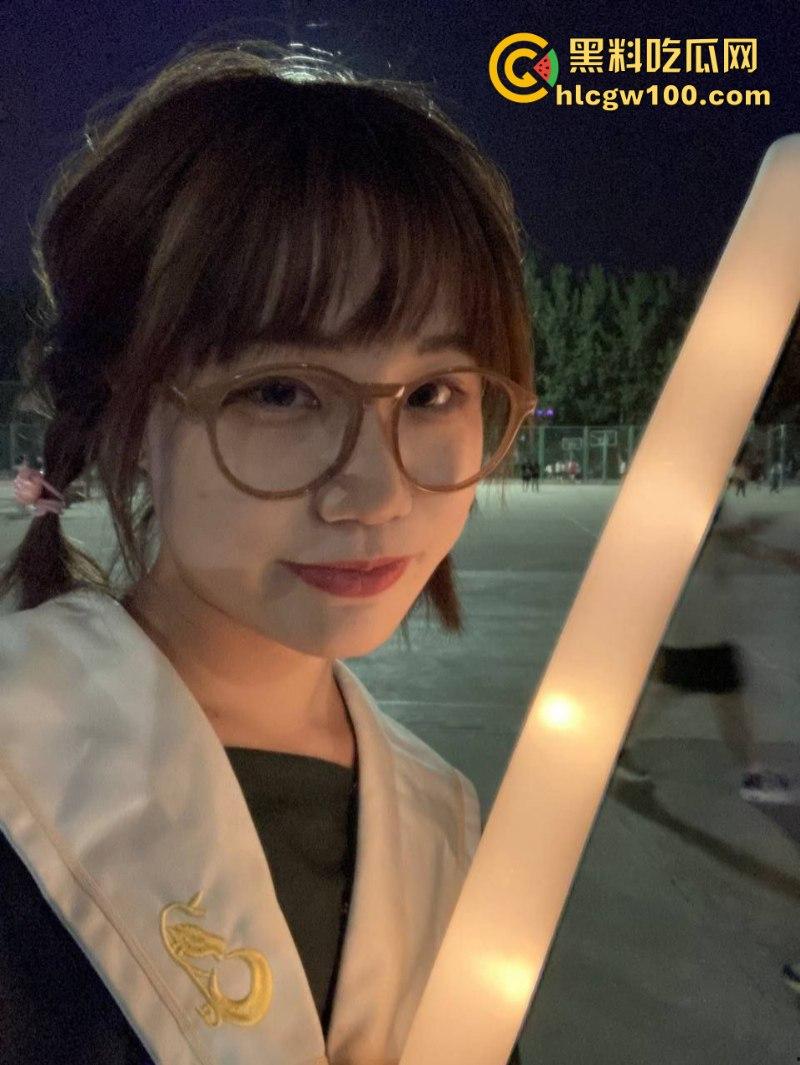 河南工学院反差眼镜婊【陈梦洁】与男友开房口交视频流出 表面清纯床上骚 口活娴熟似母狗-3