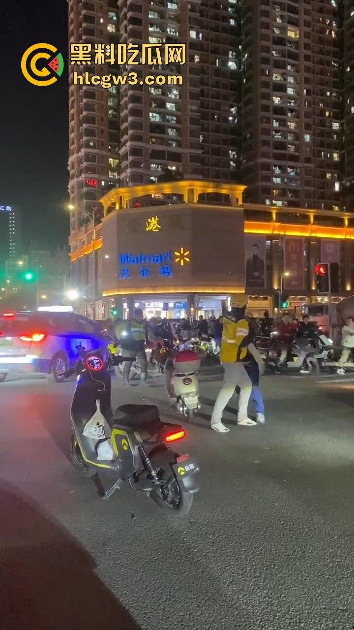 杭州外卖员和电动车大哥互殴升级,交警劝架却被袭!外卖小哥瞬间变身正义化身,见义勇为制服疯大哥-6