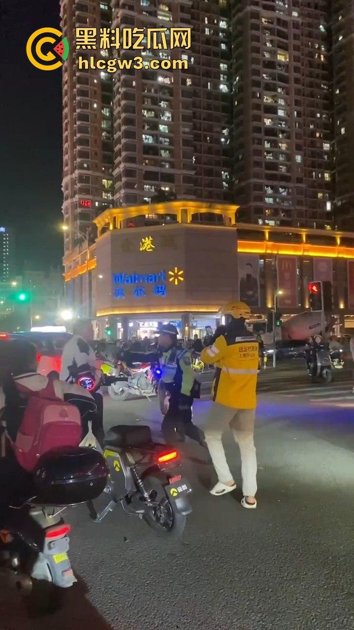 杭州外卖员和电动车大哥互殴升级,交警劝架却被袭!外卖小哥瞬间变身正义化身,见义勇为制服疯大哥-8