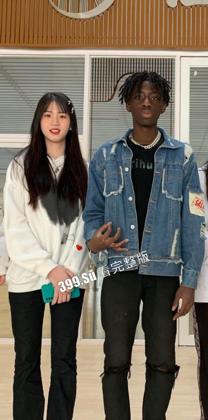 广东外语学院 林雨萌 宾馆和黑鬼留学生操逼被偷拍  不雅视频流出-1