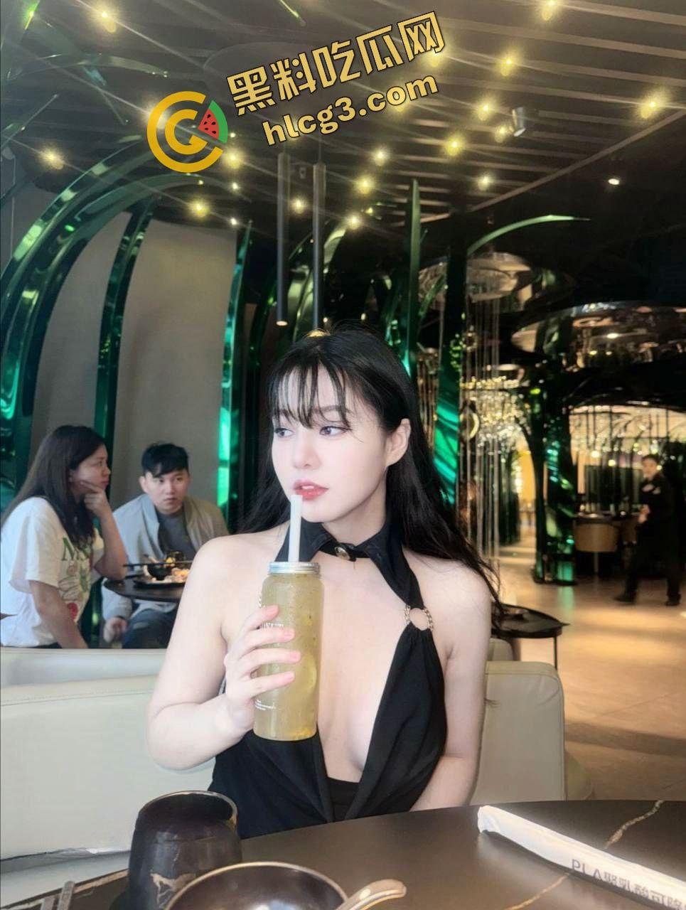 高端泄密流出!广州深圳极品白虎外围女『小苍』一线天无毛逼炮架 与多位金主性爱-3