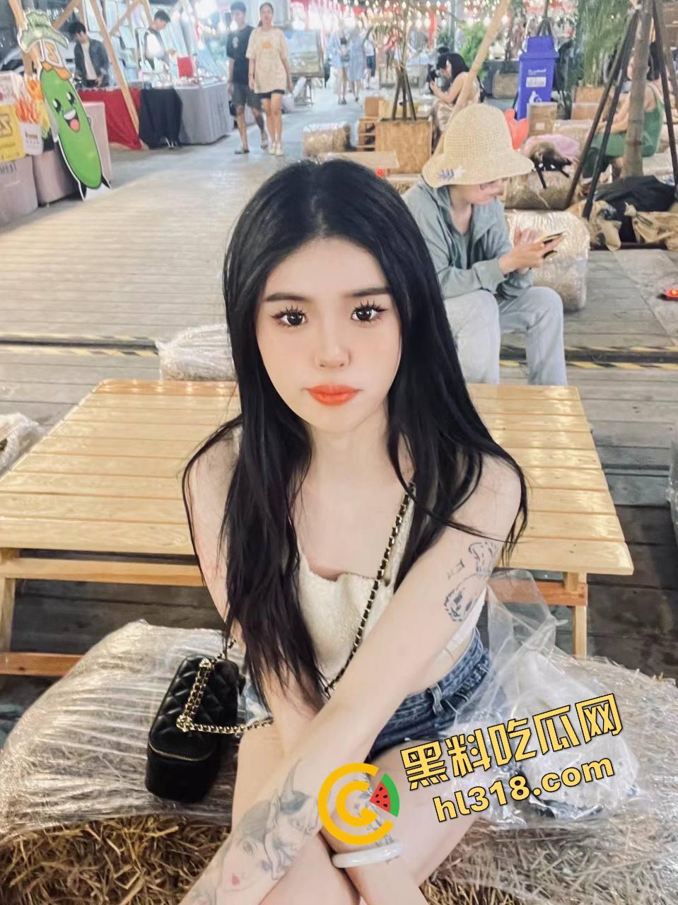 饭局咸猪手大哥一边吃一边抠逼,妹子敬酒嘴上炫啤酒,下面还被摸得湿成一片!-1