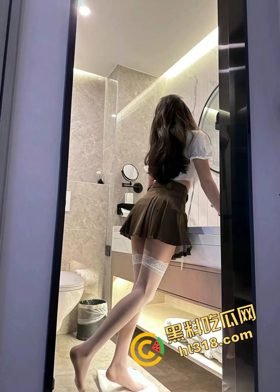 饭局咸猪手大哥一边吃一边抠逼,妹子敬酒嘴上炫啤酒,下面还被摸得湿成一片!-2