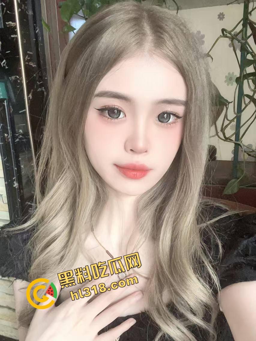 饭局咸猪手大哥一边吃一边抠逼,妹子敬酒嘴上炫啤酒,下面还被摸得湿成一片!-4