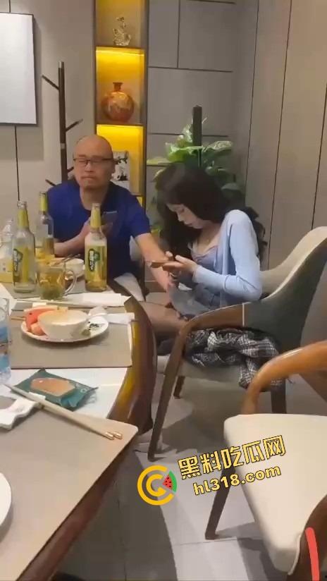 饭局咸猪手大哥一边吃一边抠逼,妹子敬酒嘴上炫啤酒,下面还被摸得湿成一片!-7