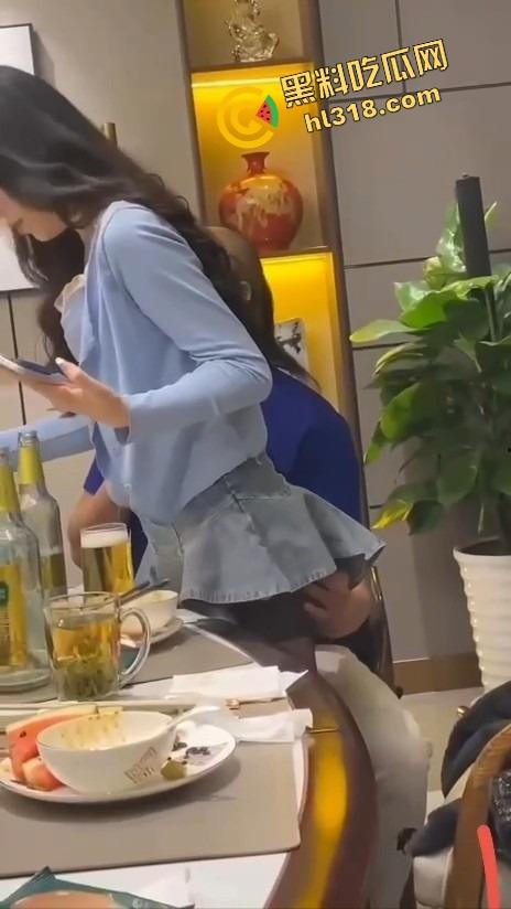 饭局咸猪手大哥一边吃一边抠逼,妹子敬酒嘴上炫啤酒,下面还被摸得湿成一片!-11