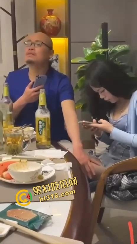 饭局咸猪手大哥一边吃一边抠逼,妹子敬酒嘴上炫啤酒,下面还被摸得湿成一片!-13