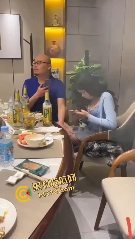 饭局咸猪手大哥一边吃一边抠逼,妹子敬酒嘴上炫啤酒,下面还被摸得湿成一片!-14