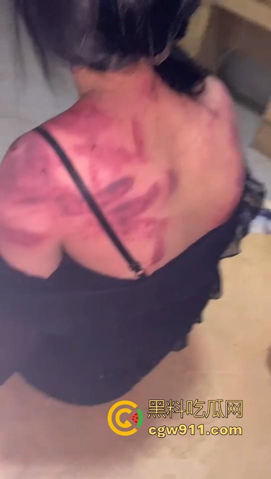 广西精神出租房围殴霸凌敌对小太妹,棍棒齐上,拳打脚踢,脱下衣服伤痕累累,战斗力丝毫不输男的!-10