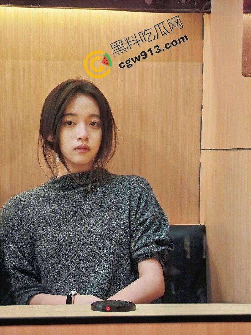 安徽师范美少女的秘密:极致诱惑与色情欲望的交融,吸吮大屌口活一流技术精湛-1