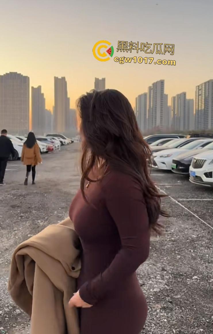 广东少妇被老公抓包出轨,小三提前逃窜,桌上避孕套铁证,衣服半裸紫衣透着韵味,这样的少妇我也喜欢!-1