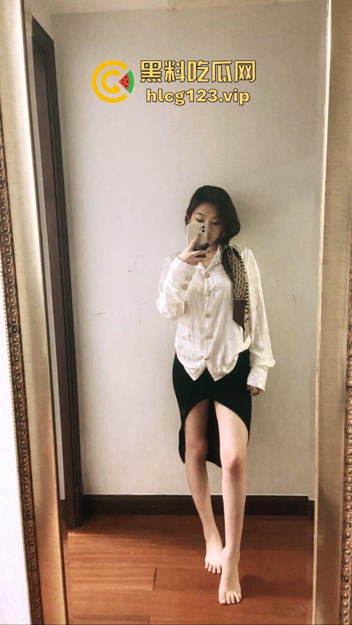 『李菲菲』床上风骚演绎!山东财经大学留学生的性爱视频泄密,吃鸡喷水让人看直了眼-1