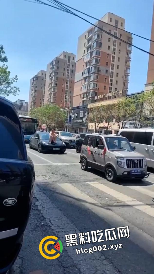 成都裸男大闹十字街头!啤酒肚和大屌都快甩上天了 这是谁的老公和父亲呢-1