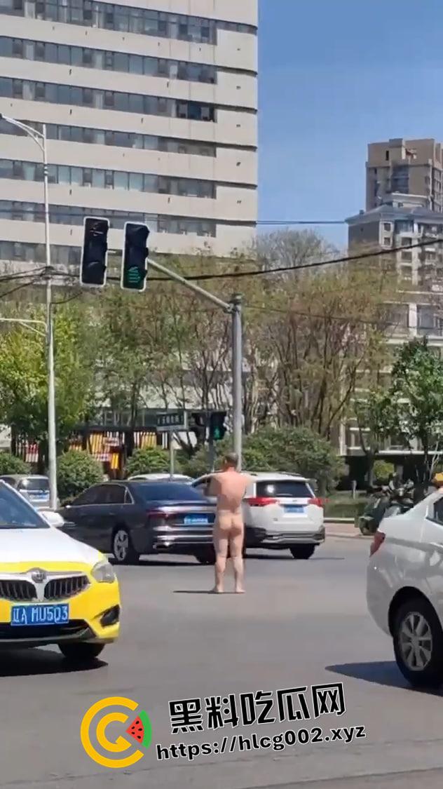 成都裸男大闹十字街头!啤酒肚和大屌都快甩上天了 这是谁的老公和父亲呢-3