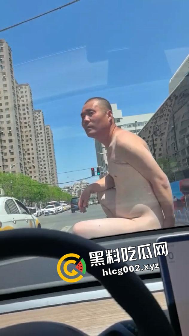 成都裸男大闹十字街头!啤酒肚和大屌都快甩上天了 这是谁的老公和父亲呢-4