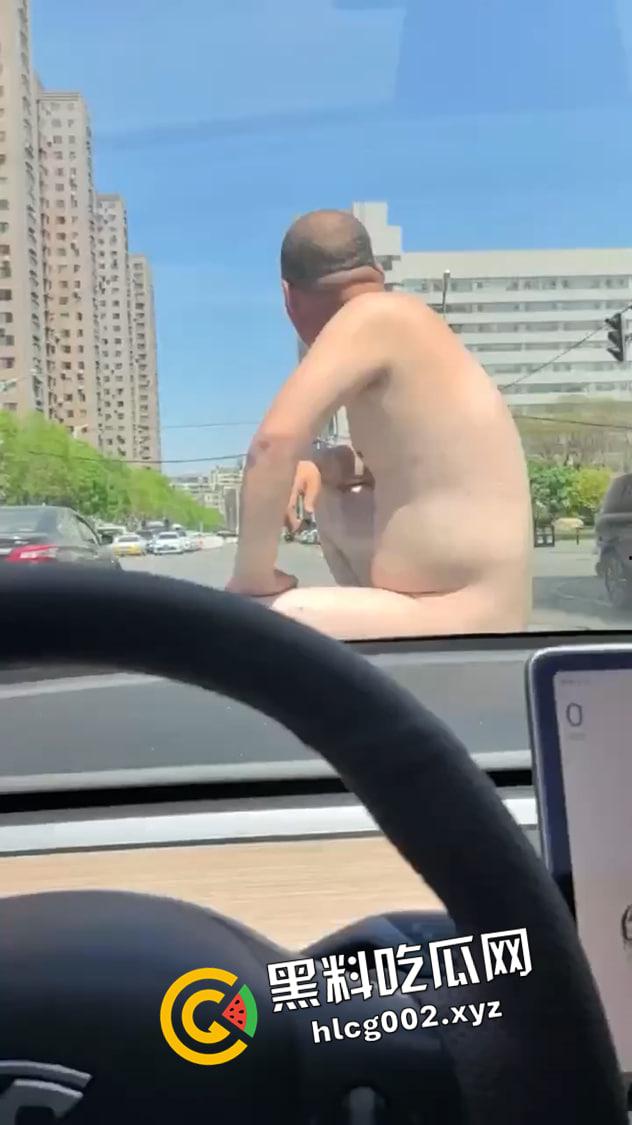成都裸男大闹十字街头!啤酒肚和大屌都快甩上天了 这是谁的老公和父亲呢-5