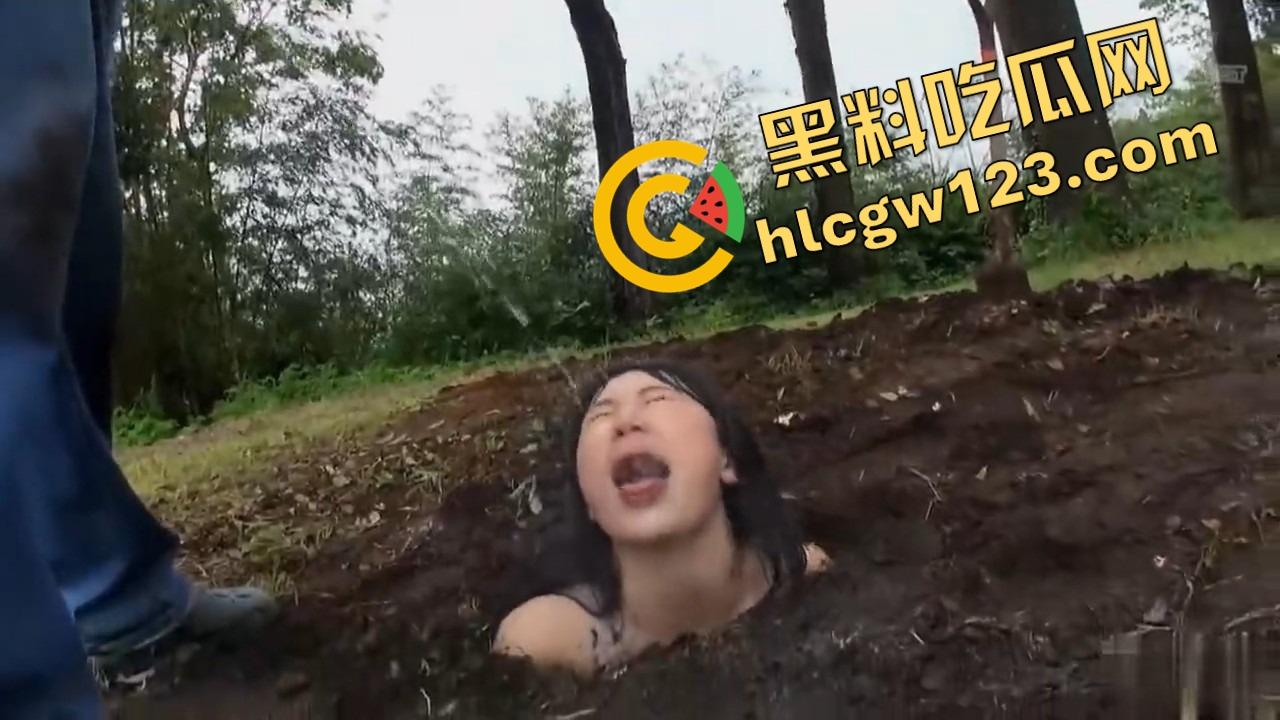 玩的真的花,当自己是花埋土里让人轮流浇尿喝尿,还认真说要快快长大哦,人形母狗癖癫到极致!-7