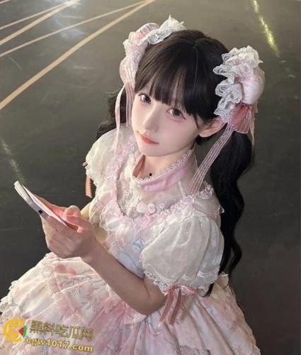 湖北武汉小萝莉被金主包养,穿白丝泳装做爱,年纪不大玩的挺花,各种调教完美配合,翘臀骑乘喷汁内射!-2