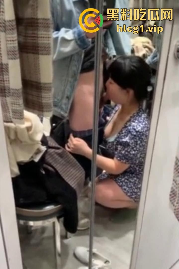 商场试衣间里的秘爱！碎花裙撩起后入爆操，忍不住叫出声来！-2
