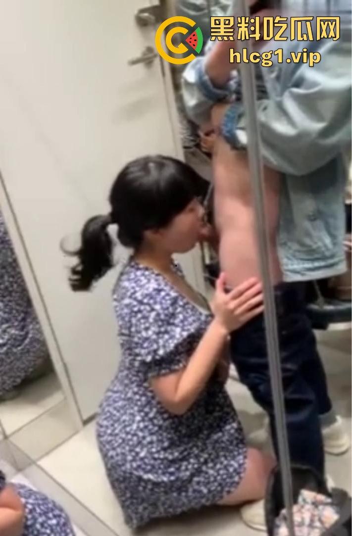 商场试衣间里的秘爱！碎花裙撩起后入爆操，忍不住叫出声来！-3