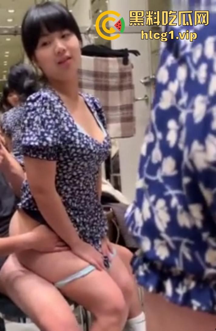 商场试衣间里的秘爱！碎花裙撩起后入爆操，忍不住叫出声来！-4