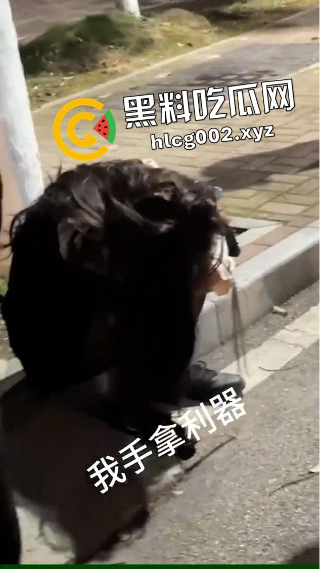 湖南长沙职业技术学院 男扮女装进女生宿舍猥亵 被抓到当众处刑 这就是大屌萌妹吗-2