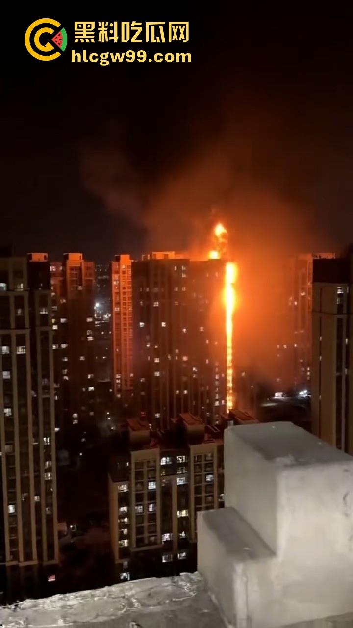 河北石家庄惊现火灾,据说是老头老奶积攒多年的纸箱着火的,现场火光冲天极其混乱!-5