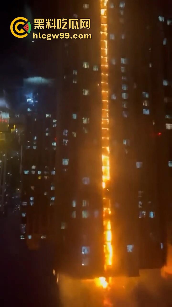 河北石家庄惊现火灾,据说是老头老奶积攒多年的纸箱着火的,现场火光冲天极其混乱!-8