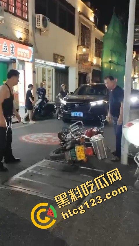 背心哥PK摩托车选手!见一次打一次,背心哥为何如此讨厌摩托车手?-3