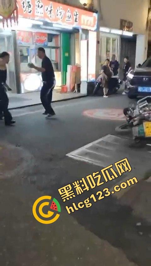 背心哥PK摩托车选手!见一次打一次,背心哥为何如此讨厌摩托车手?-5