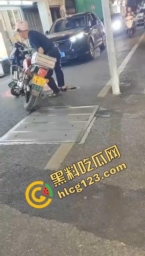 背心哥PK摩托车选手!见一次打一次,背心哥为何如此讨厌摩托车手?-9