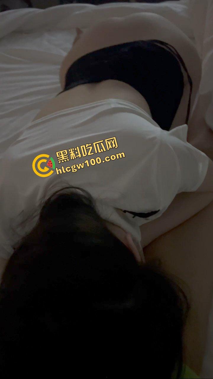 广东湛江反差人妻骚母狗【田芊羽】肉便器深喉吸鸡,大白臀全自动榨精后入!独家曝光流出!-5