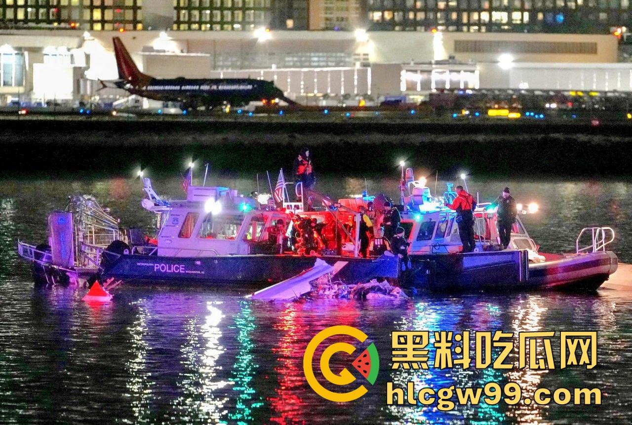 美国惊天空难,堪萨斯飞往弗吉尼亚的航班撞上美军黑鹰直升机,机上疑有高级军官!-1