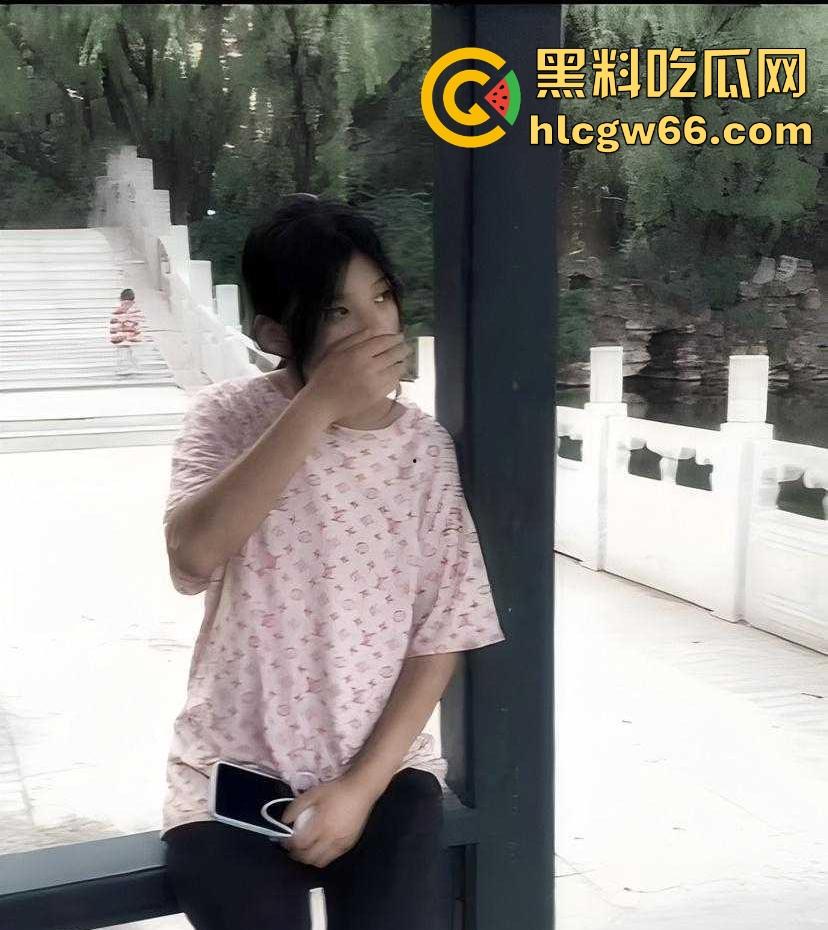 广西农村学生妹 付辛琳 遭金主远程调教 在自家菜地里惊险裸奔的视频被曝光 任务完成度很高!-2