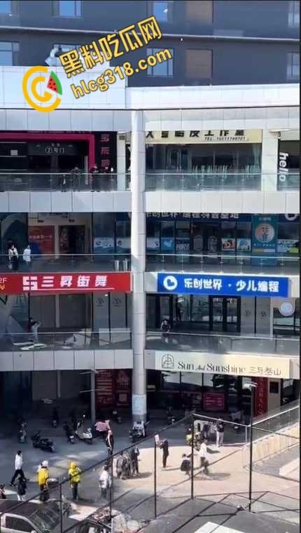 河北黄骅金宝撒钱事件,有钱人真是壕啊,楼下大把的人在那捡钱这种好事,我为什么遇不到 ?-4