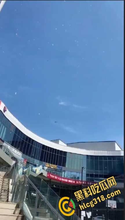 河北黄骅金宝撒钱事件,有钱人真是壕啊,楼下大把的人在那捡钱这种好事,我为什么遇不到 ?-5