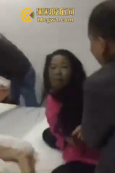 男子带兄弟上门捉奸,一群人踹门而入狂揍情夫,捉奸现场惨到小三男的直接哭出声!-4