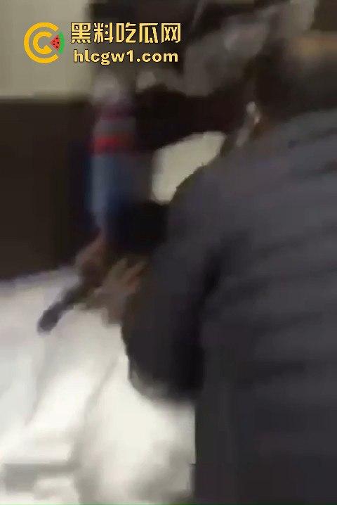 男子带兄弟上门捉奸,一群人踹门而入狂揍情夫,捉奸现场惨到小三男的直接哭出声!-8