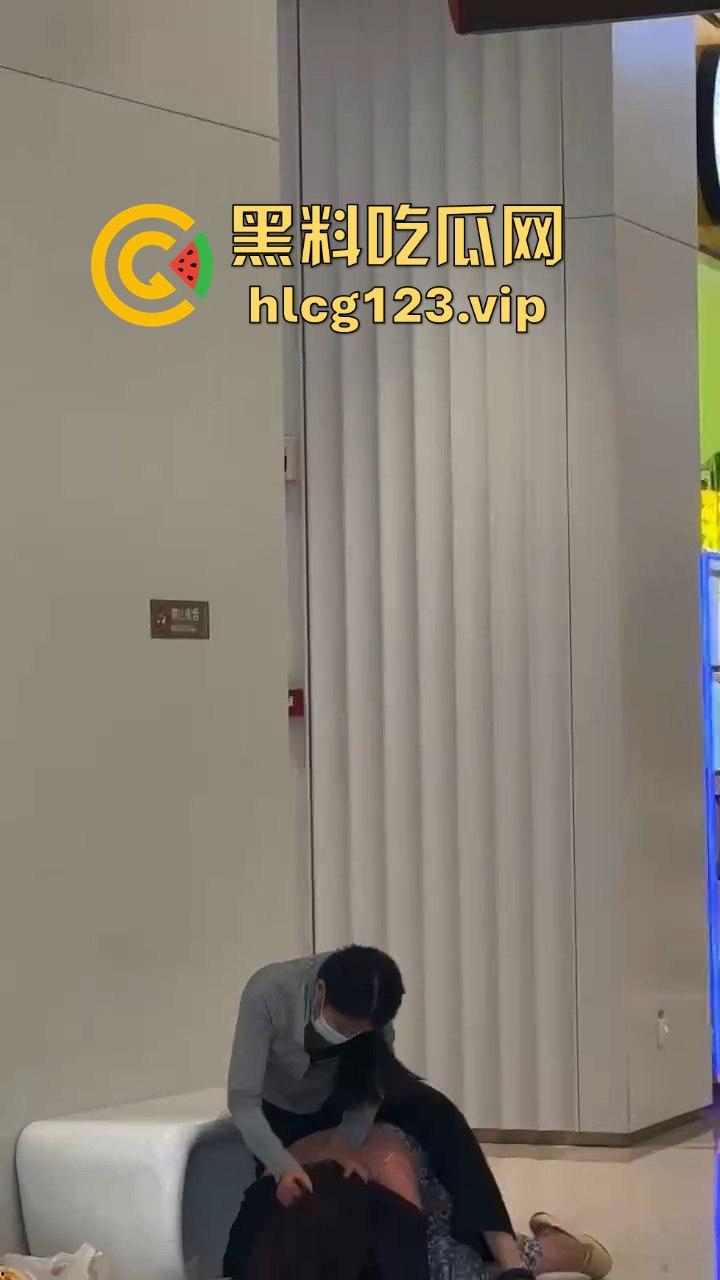 珠海街头惨烈抓小三!正妻怒揍小三十分钟,后背裸露惨叫救命,路人全程围观无人理!-4