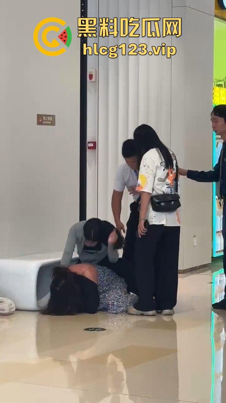 珠海街头惨烈抓小三!正妻怒揍小三十分钟,后背裸露惨叫救命,路人全程围观无人理!-8