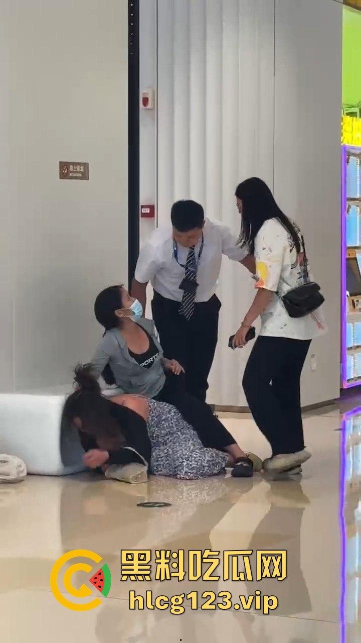 珠海街头惨烈抓小三!正妻怒揍小三十分钟,后背裸露惨叫救命,路人全程围观无人理!-9