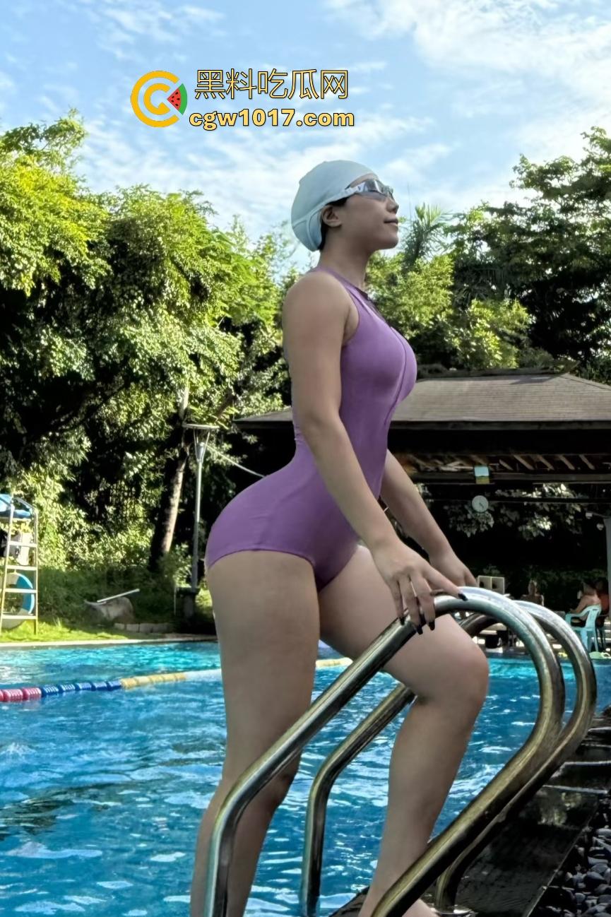 超高颜值新疆母狗极致调教!拴狗链满地爬,口交抛媚眼像要吃了观众,连体黑丝戴眼罩,跳蛋塞B还被皮鞭甩穴!-1