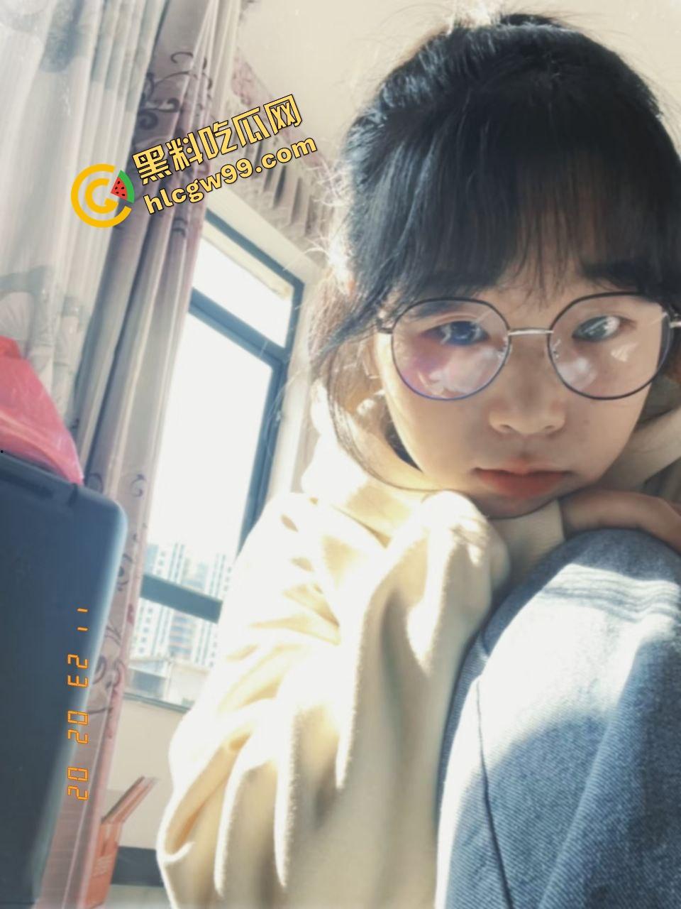 南宁第四职业反差职高妹【刘静】与精神小伙酒店刺激做爱,排队等操加油助力!独家曝光流出!-2