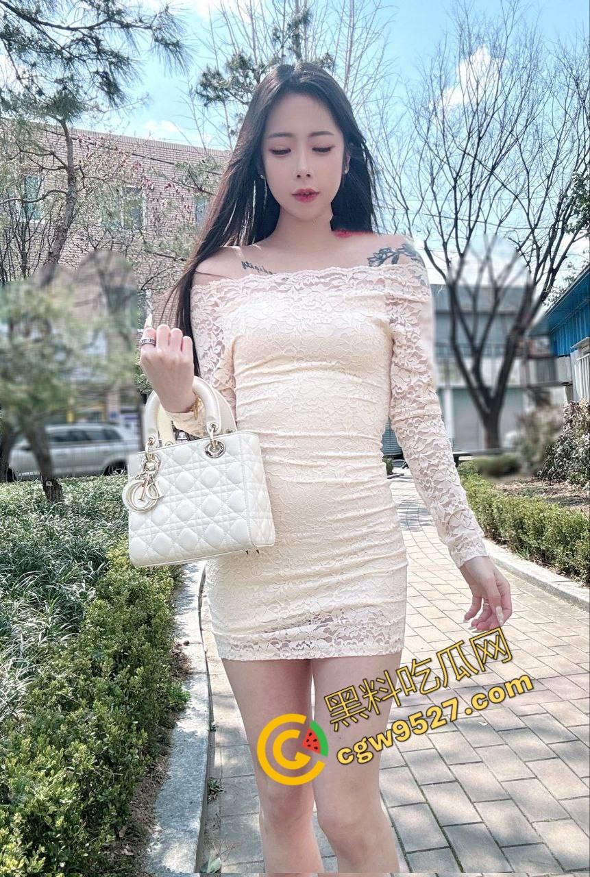 放荡精神小妹嫩穴纹莲花，纹身师火撩湿身大战，情欲四溢，人间失格，尽诉痴女欲求！-1