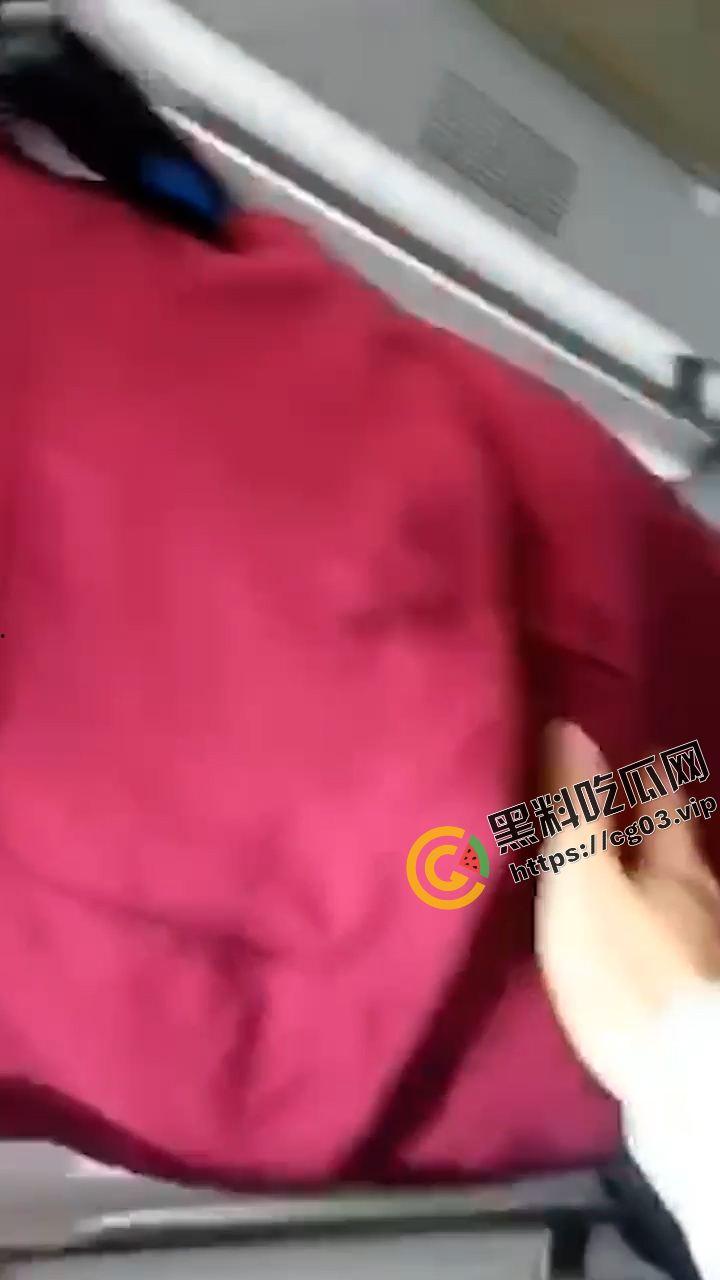 男子尾随高铁乘务员撸在制服上 趁她擦拭还去摸屁股-6