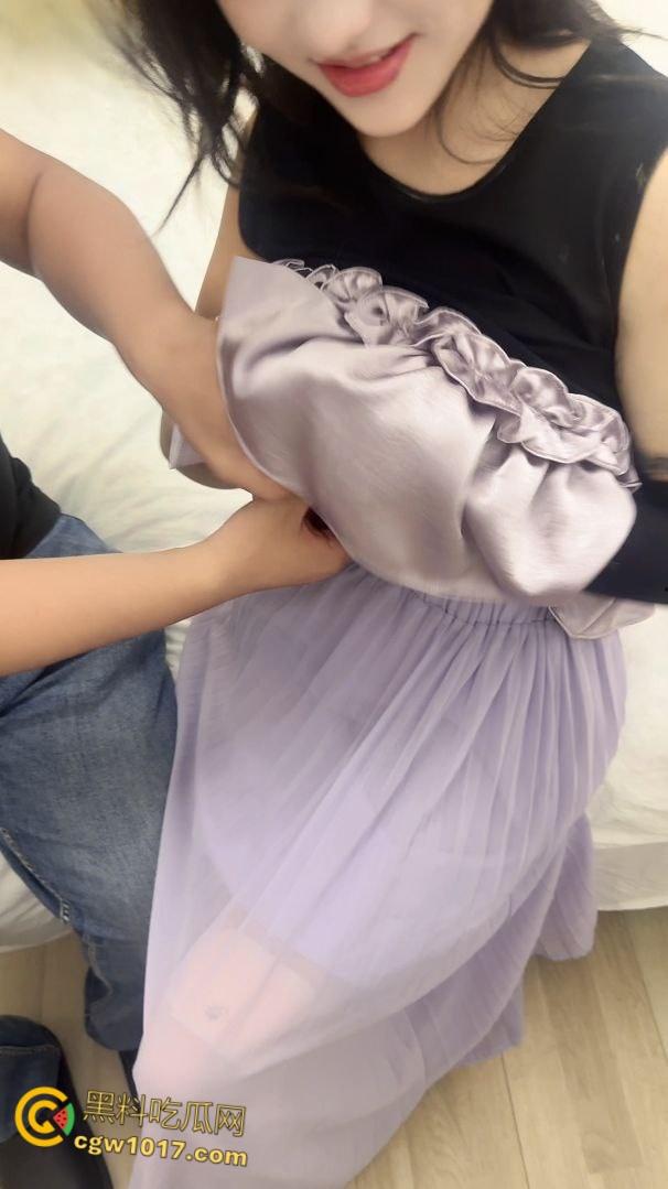 带好兄弟开荤，3p多次约我睡觉的表妹，反差小母狗喜欢真空，被蒙眼调教双洞齐开，被操的嘤嘤叫声音好甜阿 !-3