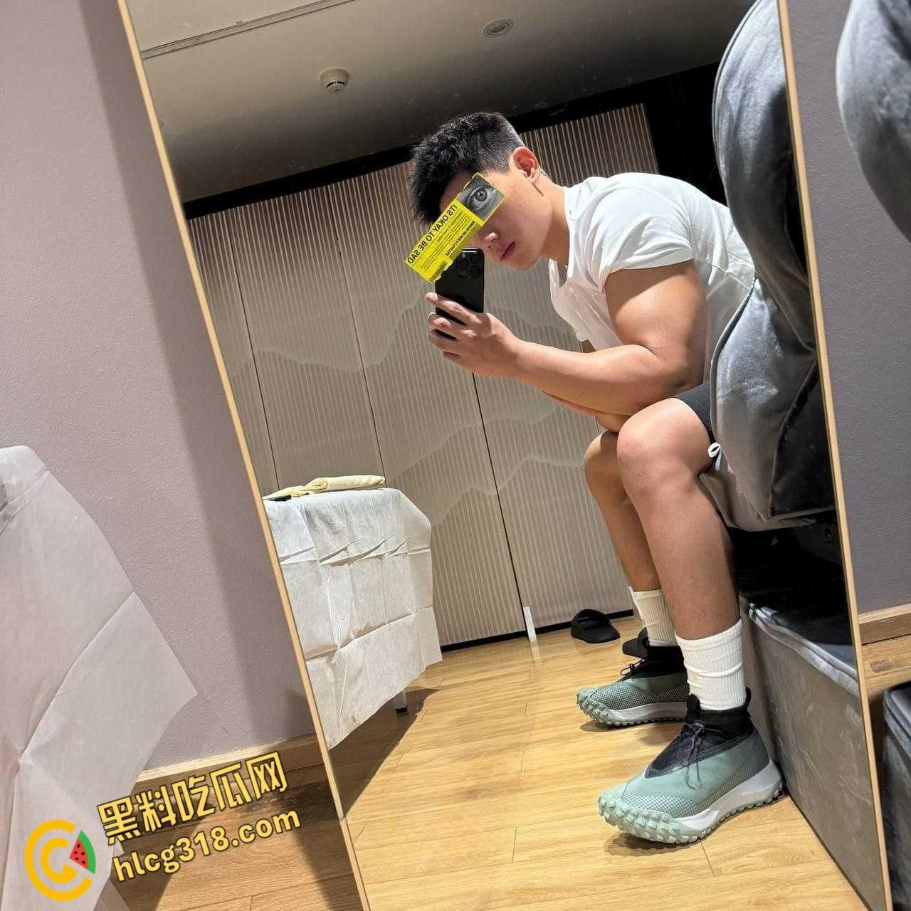 抖音男模约炮女粉丝,黑丝开裆裤性感小翘臀,后入猛猛打桩无套内射!-1