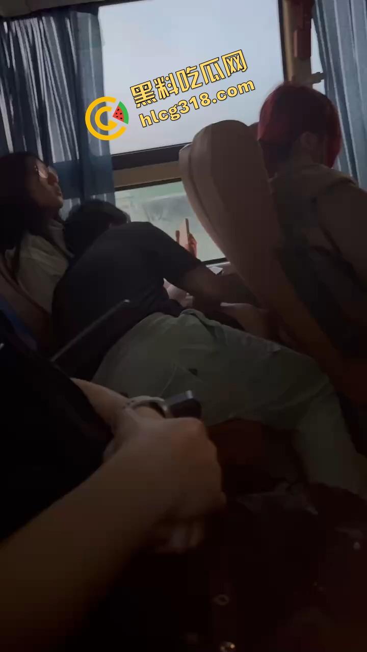 客车情侣野路子玩花样,男的当众抠小骚穴,女的事后贴心拿纸擦手,被偷拍还回怼关你屌事,老子就爱玩!-2